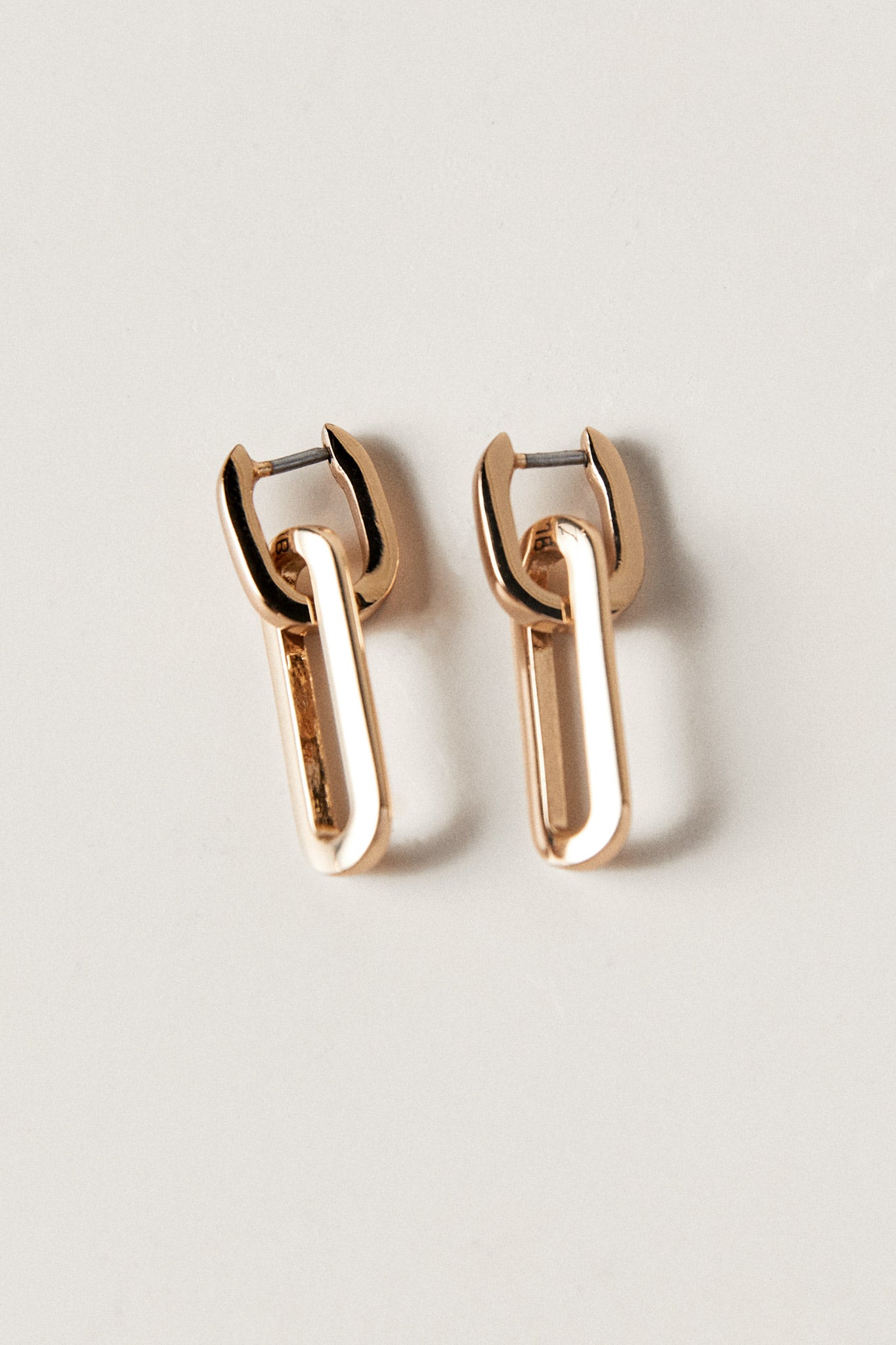 【JENNY BIRD】Teeni Detachable Link ピアス \"関税込み\" Teeni Detachable Link Earrings | Mixed Metal Hoops | JENNY BIRD