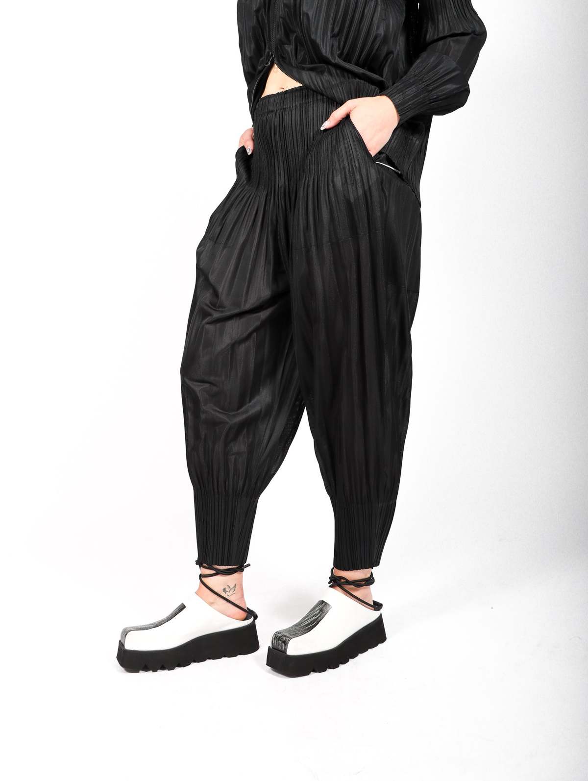 パンツ ISSEY MIYAKE PLEATS PLEASE FLUFFY FLUFFY BASICS – ISSEY MIYAKE ONLINE STORE