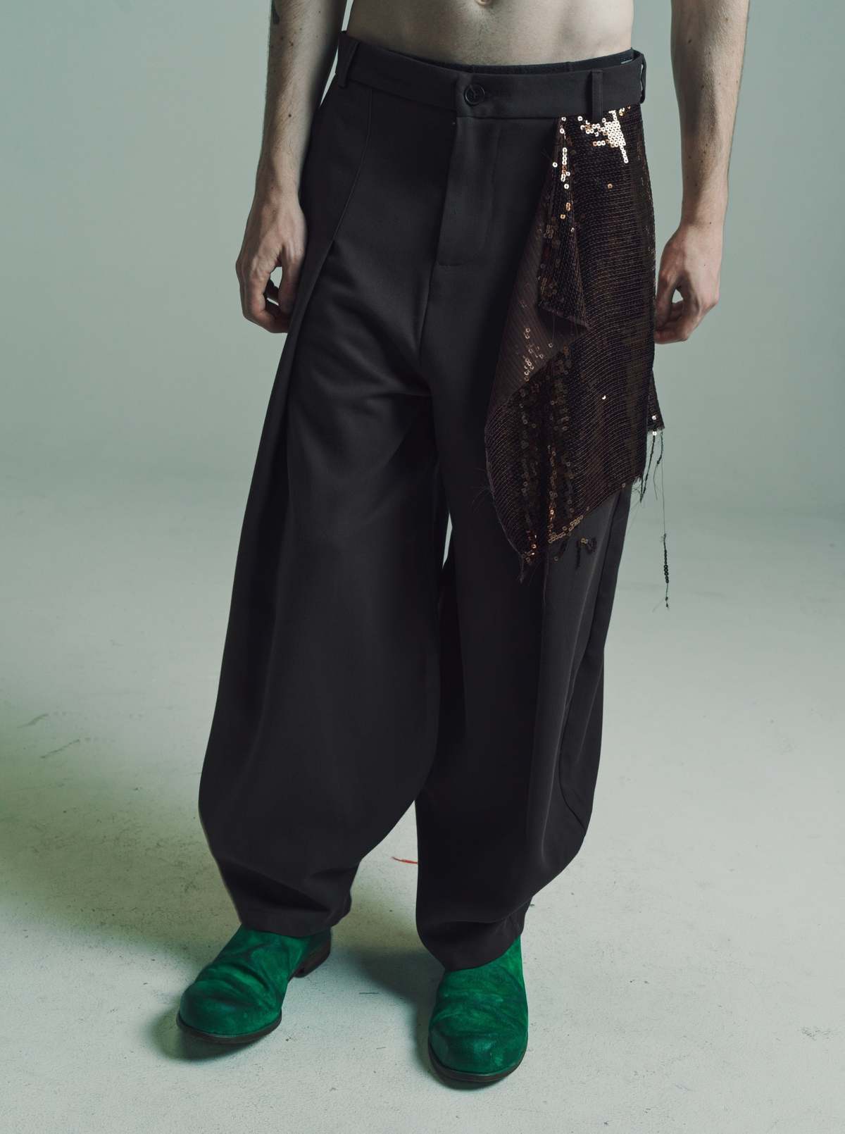 パンツ EDWARD CUMING Kick Up Trousers 22AW Kickout Drape Trousers in Black – SVRN