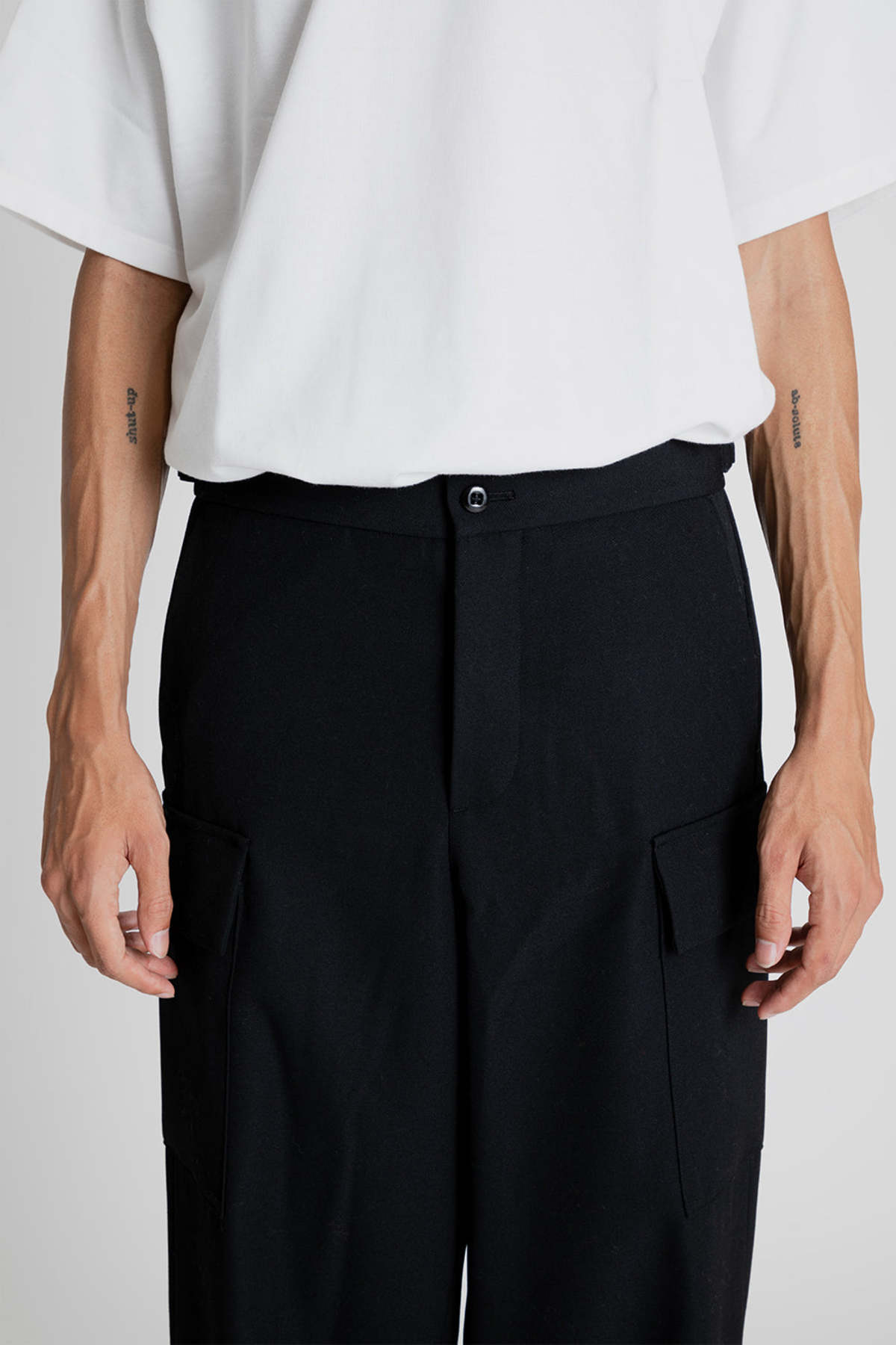 ATON エイトン BACK SATIN FIELD CARGO PANTS 黒 Aton Back Satin Field Cargo Pants - Black | Garmentory