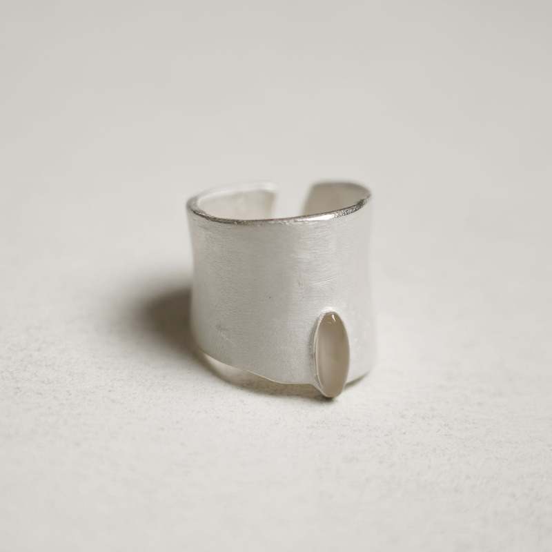 OLIO E ACETO  Obsidian Crack Ring - White