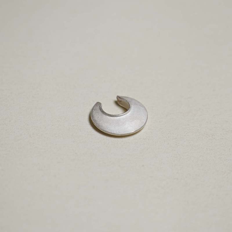 OLIO E ACETO Ripple Ear Cuff - Matte White