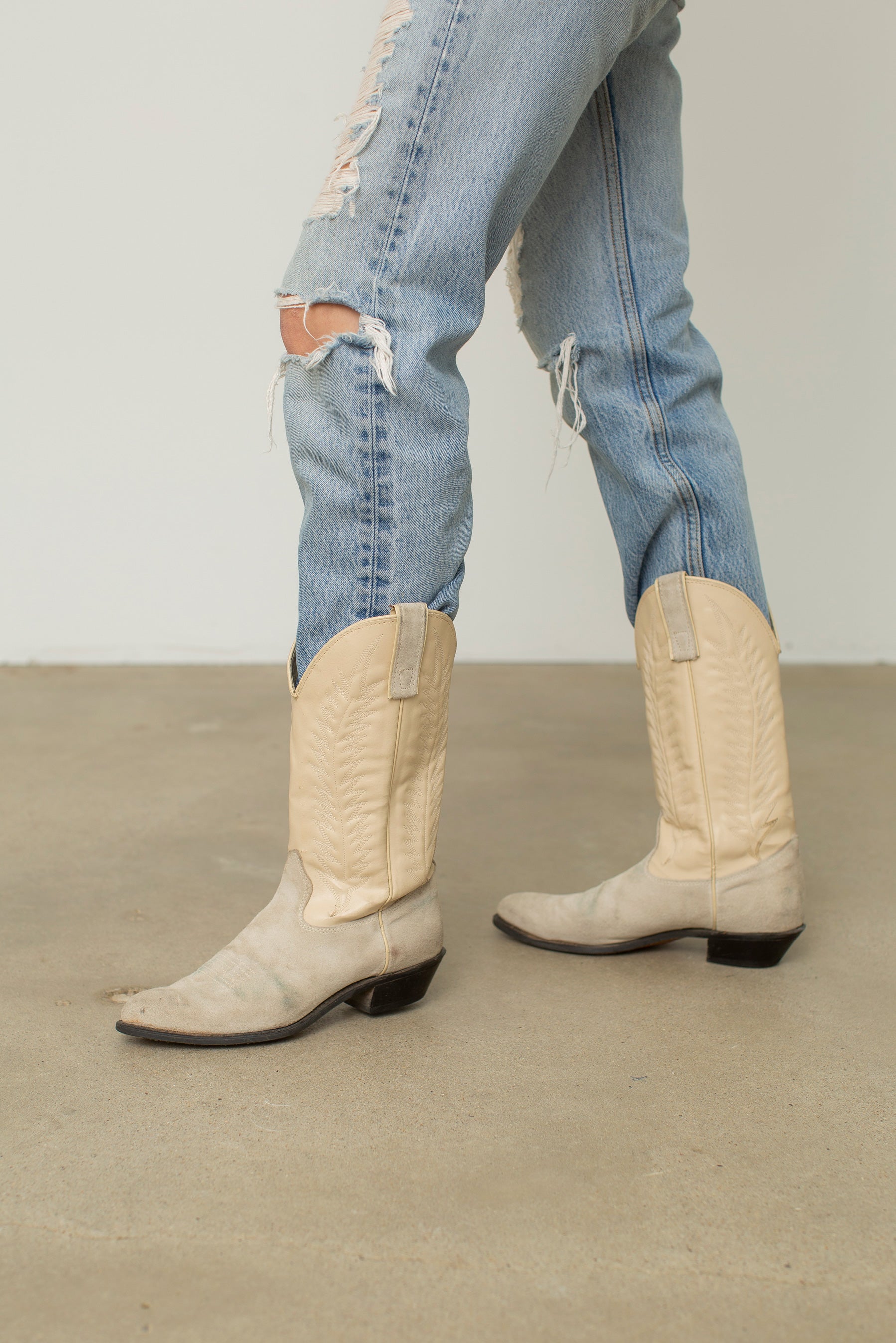VINTAGE cream work boots Vintage 1960s 70s Cream Suede Hook And Eyelet Lace Up Boots  main image 2
