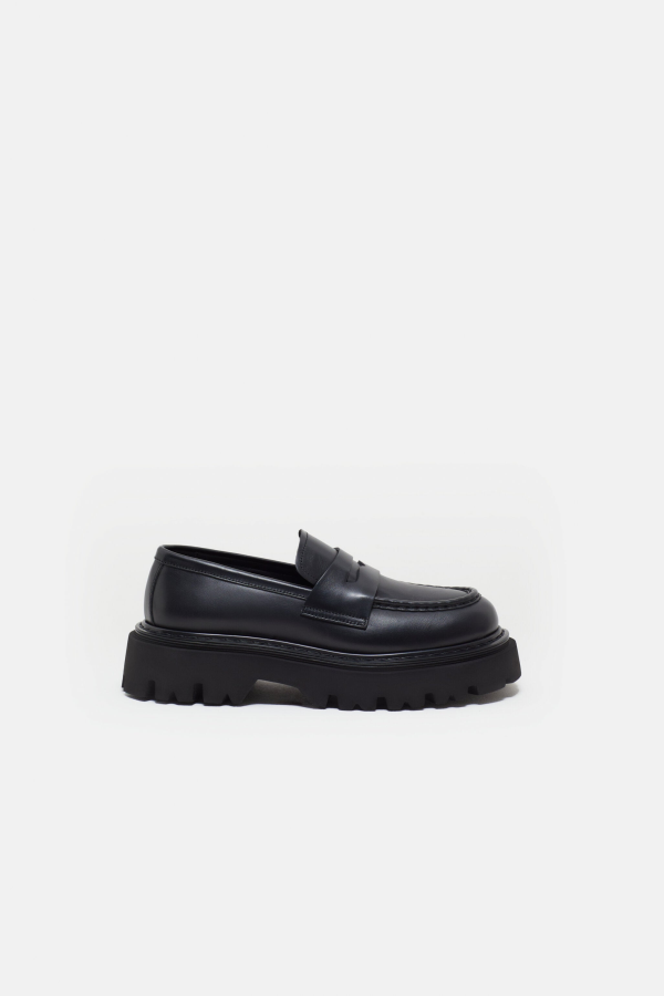 Closed Loafer - Black