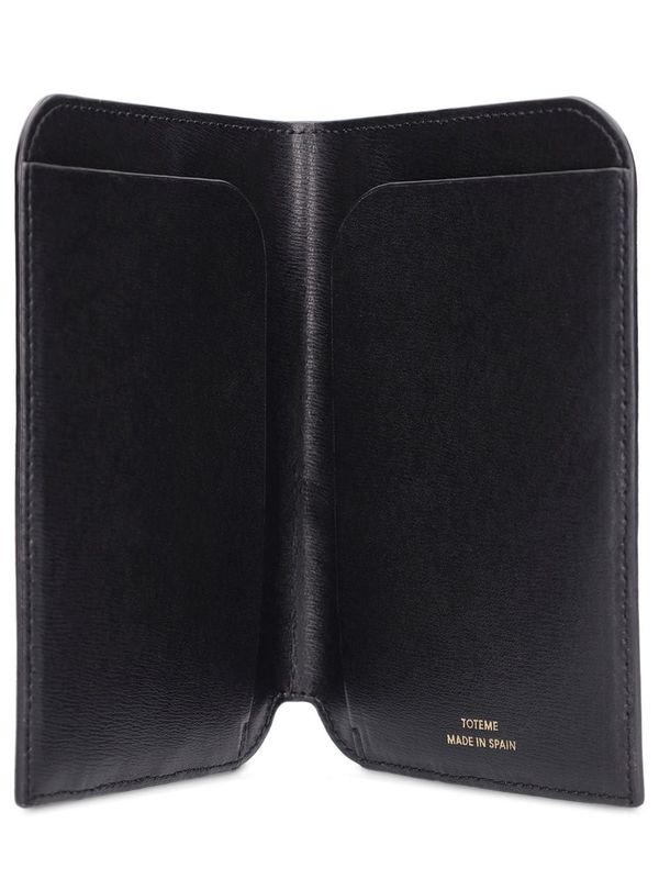 Toteme Monogram レザーパスポートホルダー Monogram Leather Passport Holder | Garmentory
