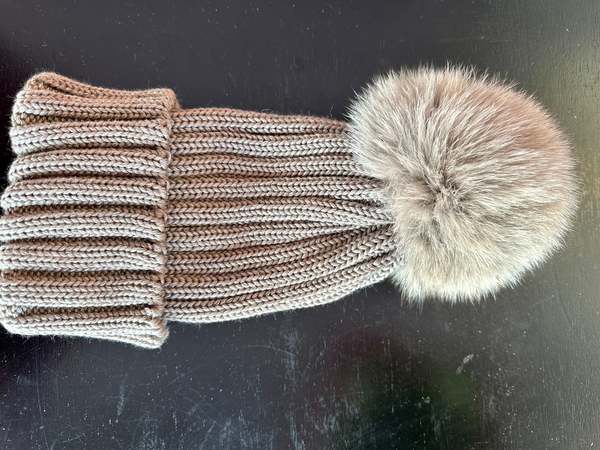 regina pom beanie | Garmentory display picture 2