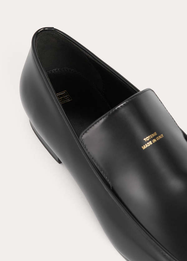 【関税込み】TOTEME ブラック The Oval ローファー The Oval leather loafers in black - Toteme | Mytheresa