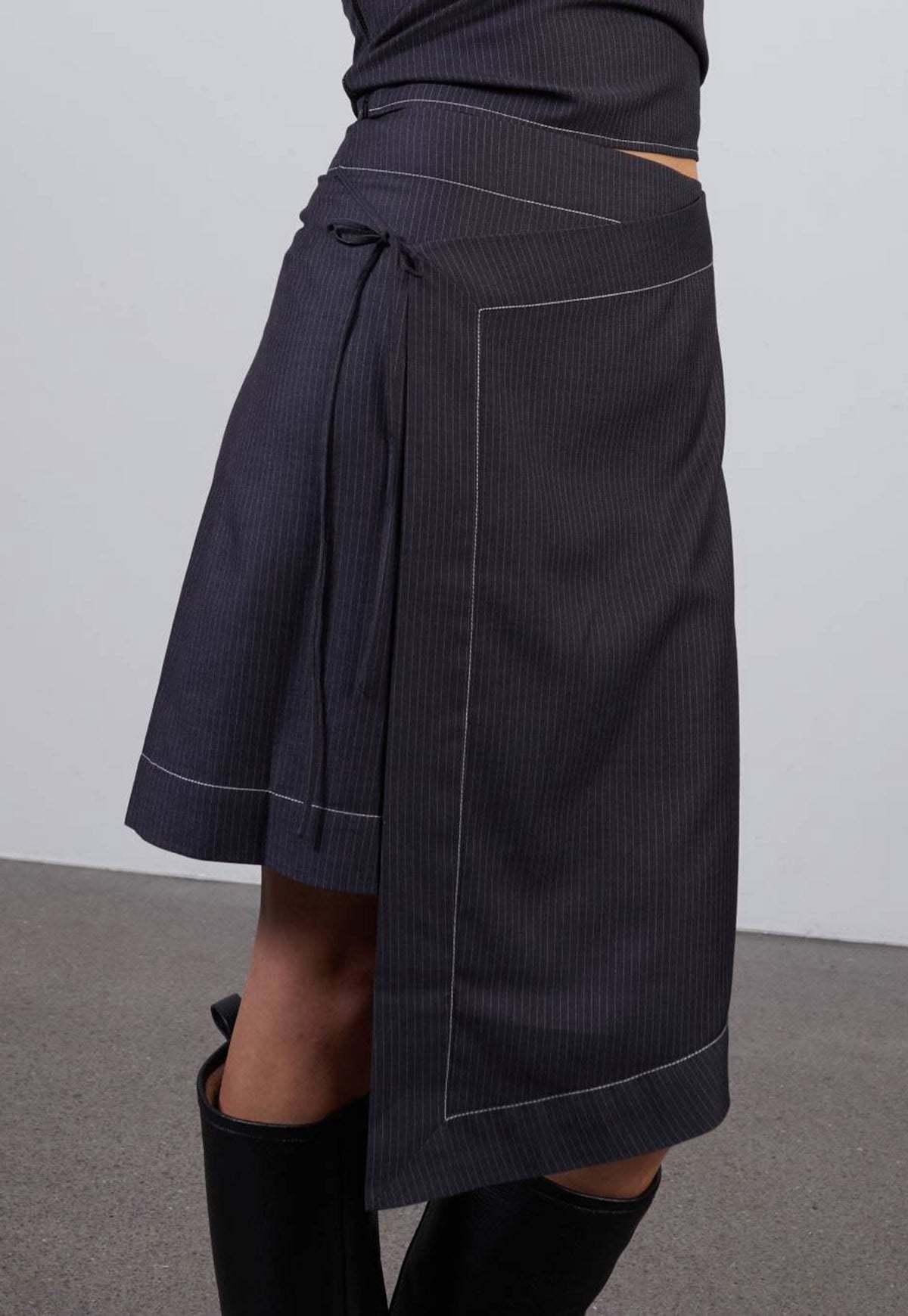 スカート Herlipto Striped Jumper Skirt black S Herlipto Striped Jumper Skirt black S